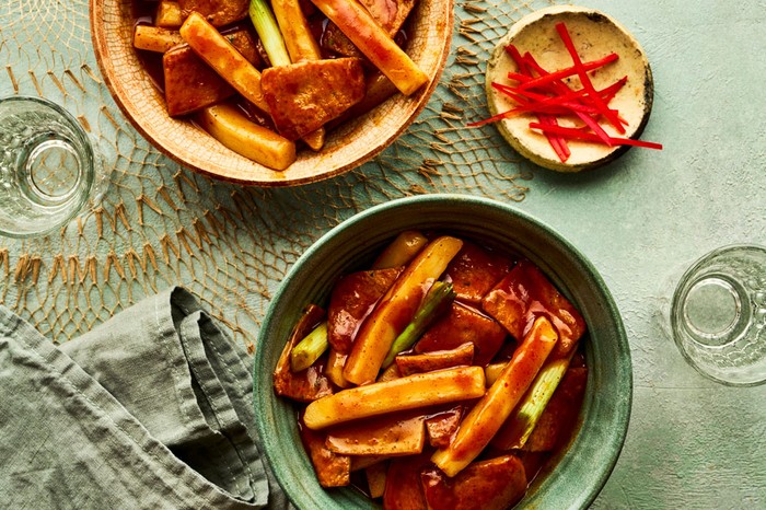 Two bowls of tteokbokki